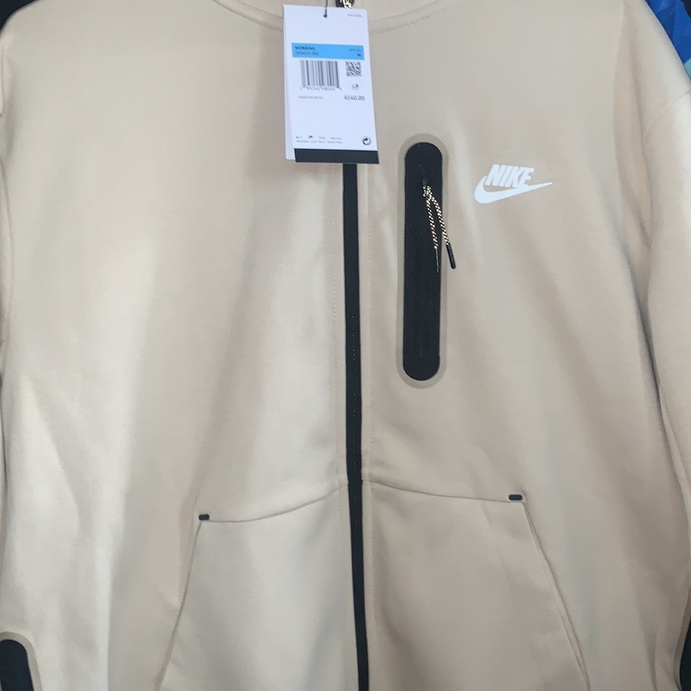 NWT Nike Sportswear Tech Fleece - Picture 3 of 5
